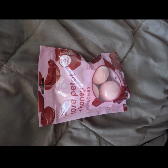 Bolero rose petal & honey bath bombs - Picture 1 of 2